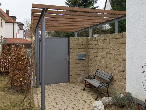 Gartentor mit Pergola